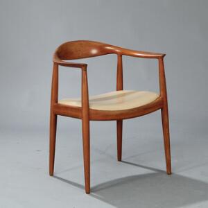 Hans J. Wegner The Chair. Armstol af teak, sæde betrukket med lys skind. Model JH 503. Udført og mærket hos snedkermester Johannes Hansen, København.