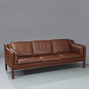 Børge Mogensen Fritstående tre-pers. sofa med ben af mahogni. Sider, ryg samt løse hynder betrukket med brun skind. Model 2213.