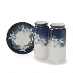 Et par store vaser af porcelæn samt tilhørende fad, dekorerede i underglasur farver og sølv med udsprungne liljer. 1063. Royal Copenhagen. H 63. L. 35 cm 3