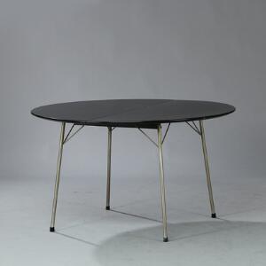 Arne Jacobsen Spisebord opsat på stel af stål. Sortlakeret cirkulær top med udtræk samt to tillægsplader. 3