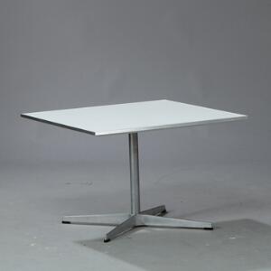 Arne Jacobsen Sofabord med kvadratisk top af hvid laminat med aluminiumskant. Opsat på firpasfod af stål. Udført hos Fritz Hansen.
