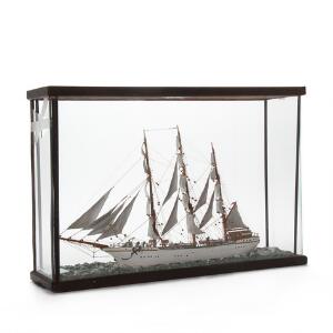 Diorama med halvskib i form af bark samt montre med skibsmodel i form af skoleskibet Danmark. Begge 20. årh. Diorama, 38 x 55 cm. Montre, 40 x 60 cm. 2