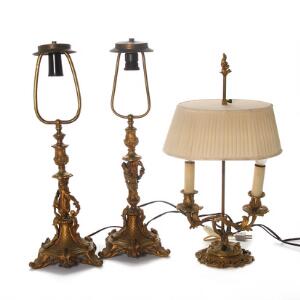 Et par bordlamper oprindelig et par lysestager og en bouilottelampe, af forgyldt bronze, senere monteret til el. H.  56 og 58 cm med montering. 3