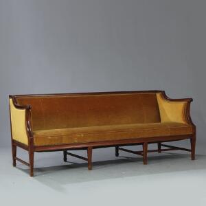 Frits Henningsen Tre-personers sofa af mahogni med profileret ryg og armlæn, sæde, sider og ryg med sømbeslået gul velour.