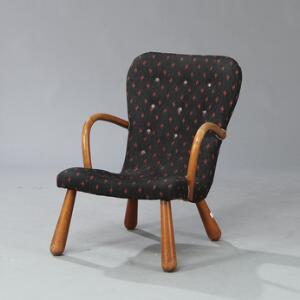 Ubekendt møbeldesign Lænestol med svungne armlæn samt kølleben af bøg. Betrukket med dybthæftet mørk grå uld med rødt mønster.