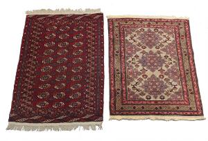 Bochara tæppe prydet med klassisk gentagelsesmønster samt persisk tæppe prydet med medaljoner. 142 x 99 og 129 x 100. 2