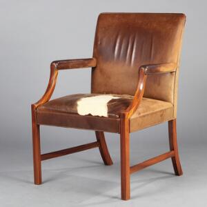 Ole Wanscher Armstol. Sæde, ryg samt armlæn med betræk af patineret brunt skind. Udført hos snedkermester A. J. Iversen.