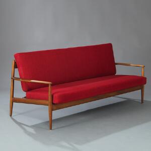 Grete Jalk Tre-pers. sofa med stel af teak. Sæde og ryghynde betrukket med rød uld. Model 1183. Udført hos France  Søn.