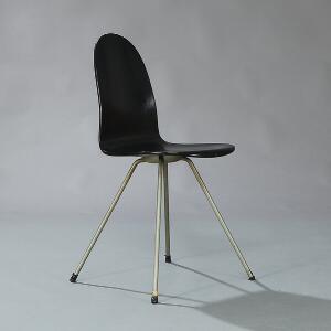 Arne Jacobsen Tungen, stol med stel af metal, sæde og ryg af formbøjet sortmalet træ. Model 3102. Udført hos Fritz Hansen.