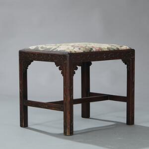 George III taburet af mahogni, Chinese Chippendale. England, 18. årh.s slutning.