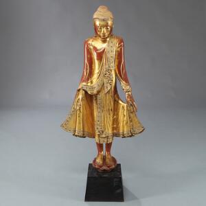 Stående siamesisk Buddha af forgyldt træ. 20. årh. H. 130 cm. H. med sokkel 149 cm.