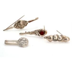Georg Jensen Broche af sterling sølv dess. nr. 139, to brocher af sølv i skønvirkestil samt en pengeclips af sølv. 4