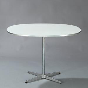 Piet Hein, Arne Jacobsen Super-cirkulært spisebord med top af hvid laminat, opsat på firpas søjlefod af satinpoleret aluminium. Model A603.