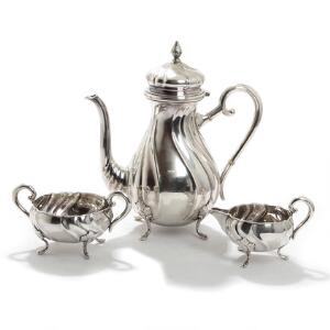 Kaffeservice af sølv, Cohr, bestående af kaffekande, sukkerskål og flødekande. Rococoform. 20. årh. Kaffekande H. 27. 3