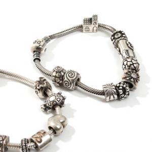 To Pandora armbånd af sterlingsølv, prydet med i alt 18 originale charms. L. 17,5-18. 2