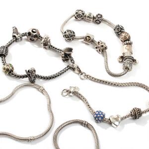 Tre Pandora armbånd af sterlingsølv, prydet med 12 originale charms, de to uden lås. L. 19-21. 5