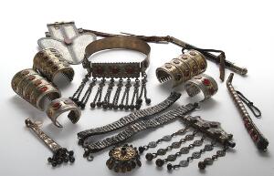 En samling turkmenske dragtsmykker, piske og andet af sølvholdigt metal, messing mm. 20. årh.s første halvdel.