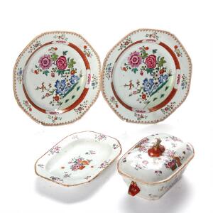 Lille kinesisk famille rose terrin med fad, samt to tallerkener af porcelæn. Qianlong 1736-1795. 4.