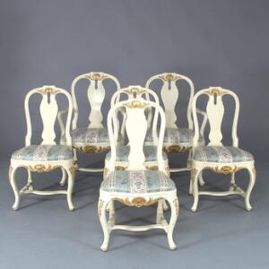 Sæt på seks stole af hvidmalet træ, heraf et par armstole. Rokoko form,  20. årh.s første halvdel. 6