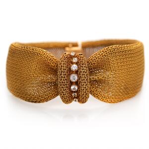 Armbånd af 18 kt. guld prydet med facetslebne hvide sten. L. ca. 19 cm. Vægt. 49,5 gr.
