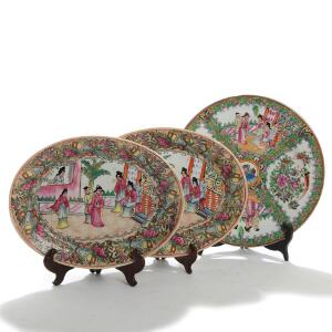 Kinesisk Famille Rose tallerken og to ovale fade af porcelæn, dekorerede i farver. 19.-20. årh. Mærket. Tallerken Diam. 27. 3