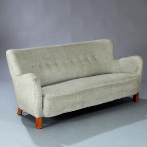 Kai Christensen Fritstående 2,5 personers sofa med ben af bejdset bøg. Sæde, sider samt dybthæftet ryg betrukket med grå uld.