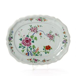 Qianlong fad af porclæn, profileret fane, dekoreret i emaljefarver med blomster. Kina 1736-1795. L. 43 cm.