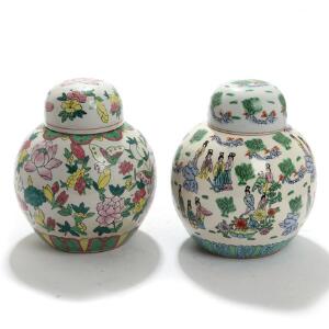 To orientalske lågkrukker af porcelæn, dekorerede i farver med blomster og sommerfugle samt figurer i landskab. 20. årh. H. 23. 2