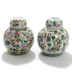 To orientalske lågkrukker af porcelæn, dekorerede i farver med blomster og sommerfugle samt figurer i landskab. 20. årh. H. 23. 2