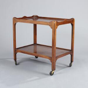 Engelsk serveringsbord af mahogni med to hylder, på hjul, Georg III form 20. årh. H. 73. L. 76. B. 51.