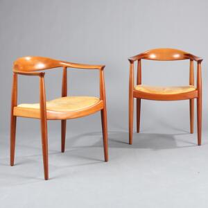 Hans J. Wegner The Chair. Et par armstole af mahogni, sæde med patineret naturskind. Udført PP Møbler, Allerød. 2