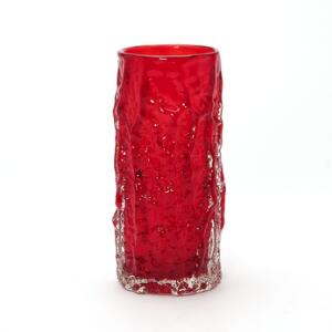 Geoffrey Baxter Vase af rødt glas modelleret med barklignende overfang af klart glas. Udført hos Whitefriars Glass, England 1960erne. H. 23,7.