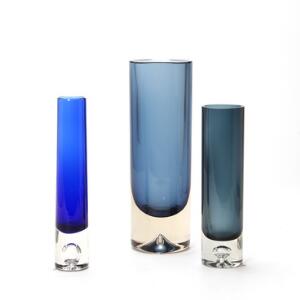 Tapio Wirkkala, Erkki Vesanto Tre cylinderformede vaser af blåt glas med overfang af hhv. klart og røgfarvet glas. 3