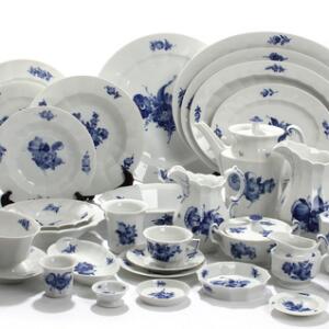 Blå Blomst Kantet. Dele af middags- og kaffeservice af porcelæn, Kgl. P., dekoreret i underglasurblå, bestående af 95 dele. 95