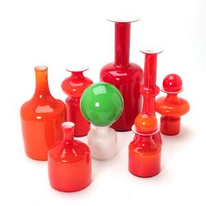 Per Lütken, m.fl. Palet, m.m. En samling vaser, karafler samt kugler af hvidt glas med overfang af hhv. orange, rødt og grønt glas. 11