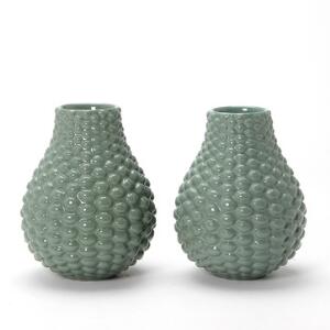 Axel Salto Et par vaser af lertøj modelleret i knoppet stil. Udført hos Ipsens Enke. 2