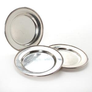 Georg Jensen Kugle. Tre flaskebakker af hammerslået sterlingsølv. Georg Jensen 1945-1977. Dessin 210 H. Samlet vægt 406 gr. Diam. 15. 3