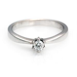 Diamant solitairering af 14 kt. hvidguld prydet med brillantslebet diamant på 0.15 ct. Farve. Wesselton. Klarhed. VS. Str. 56. Ca. 2009