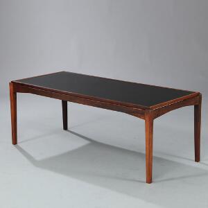 Dansk møbeldesign Rektangulært sofabord af palisander, opsat på tilspidsende ben. Vendbar top af palisander, ene side ilagt sort formika.