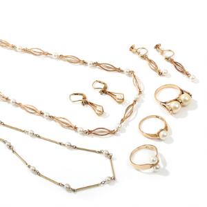 Samling kulturperlesmykker af guld, bestående af to halskæder, tre ringe, par ørestikker og par øreskruer. Halskæder L. 41-42. Ringstr. 53-55. 9