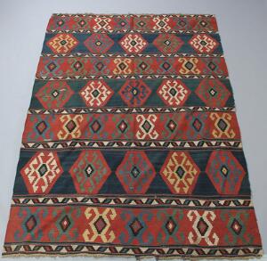 Antik Shahsavan kelim, Kaukasus. Klassisk design med horisontale bånd med heksagoner med tarantal design. 19. årh. 200 x 285.