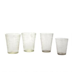 Tre større bægervaser og et mindre af klart glas med slibninger. Antagelig Bøhmen, 19. årh. H. 17-21,5 cm. Diam. 13,5-17 cm. 4