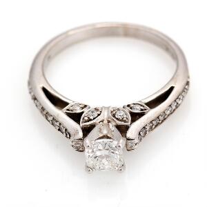 Diamantring af 18 kt. hvidguld prydet med radiant-cut diamant flankeret af talrige brillantslebne diamanter. Str. 57.