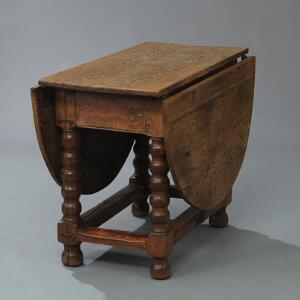 Barok klapbord af egetræ, sarg med skuffe. Delvis 18. årh. H. 75. D. 98. L. 46150.