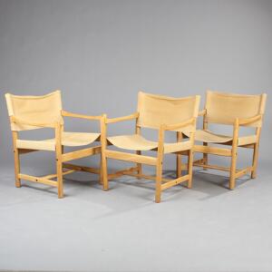 Ditte Heath Tre armstole af eg, udspændt på sæde og ryg med naturfarvet kanvas. Udført og stemplet hos FDB møbler. 3