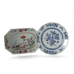 Mindre famille rose fad og tallerken i underglasur blå. Kina. Qianlong 1736-1795. L. 28 cm. Diam. 24 cm. 2