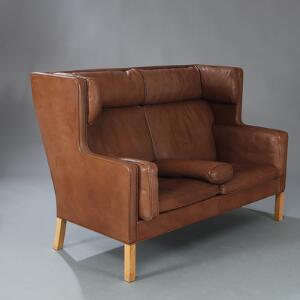 Børge Mogensen Kupé. To-pers. sofa med stel af eg. Sider, ryg samt løse hynder betrukket med brunt farvet skind. Model 2192.