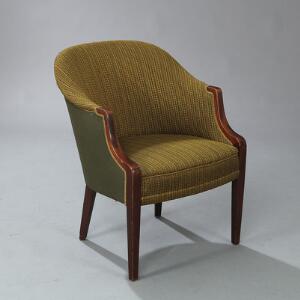 Frits Henningsen Armstol af mahogni, betræk i sæde, sider og ryg af grønt mønstret uld. Udført hos snedkermester Frits Henningsen.