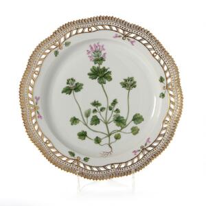 Flora Danica tallerken med gennembrudt fane af porcelæn. 3527. Royal Copenhagen. Diam. 30 cm.