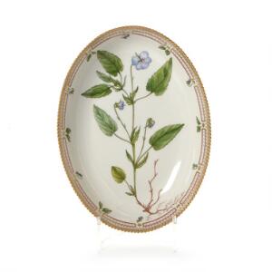 Flora Danica oval skål af porcelæn. 3507. Royal Copenhagen. L. 27 cm.